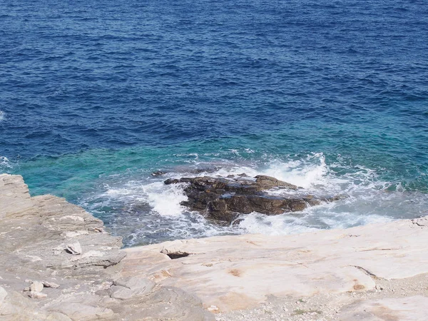 Utsikt över klipporna och vågorna kraschar till stranden av den grekiska ön av Tassos — Stockfoto