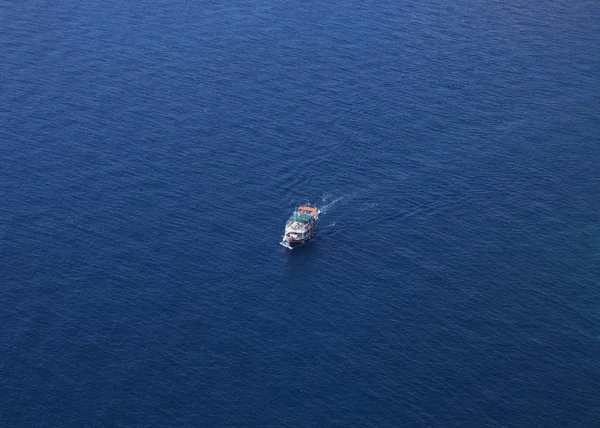 Круїзне судно, плавання на Егейське море на прекрасний сонячний день. — стокове фото