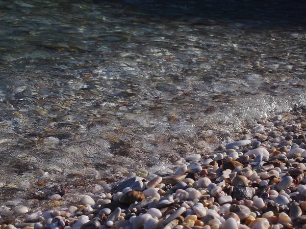 Veduta di una spiaggia di ciottoli sull'isola greca di Taso — Foto Stock