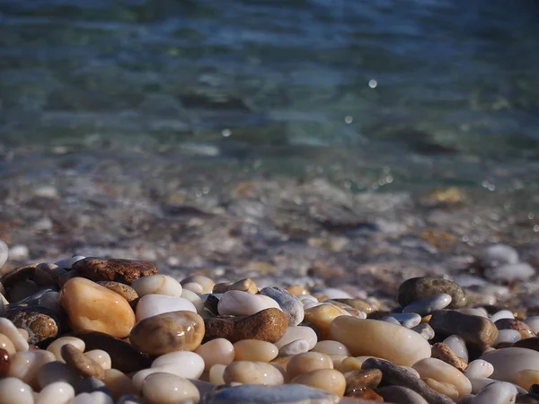 Skalnatá pláž s azurové vody na řeckém ostrově Thassos — Stock fotografie