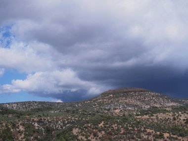 Thassos Yunan Adası üzerinde kara bulutlar