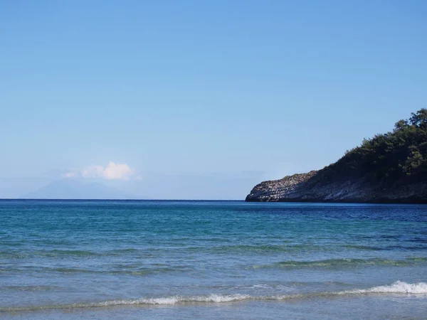 Όμορφη ακτή από το ελληνικό νησί του Τάσου με γαλάζια νερά — Φωτογραφία Αρχείου