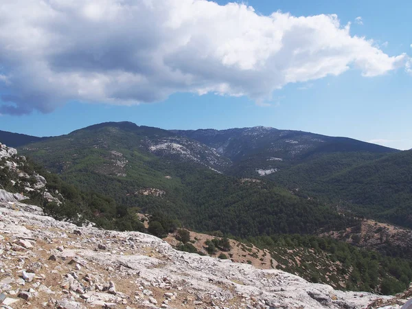 Vista de las montañas contra el cielo azul, en la isla griega de Tasos — Foto de Stock