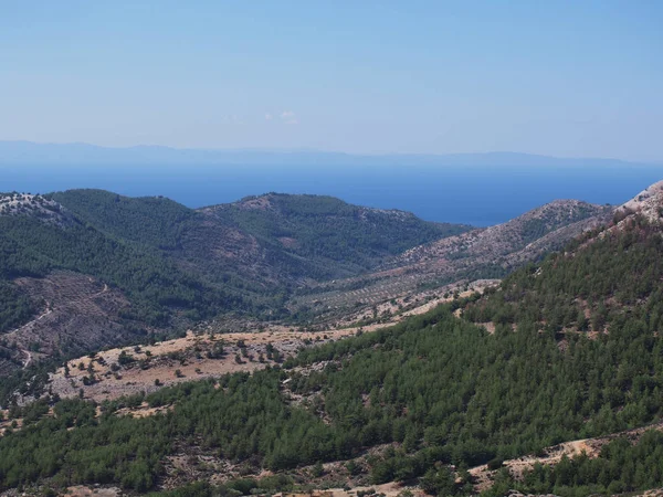 Vista de la costa y las montañas de la isla griega de Tasos — Foto de Stock