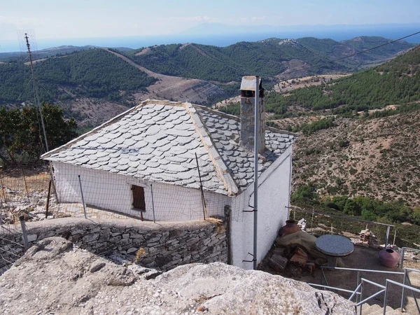 Antigua casa de piedra abandonada en el pueblo de Castro en la isla griega de Tasos — Foto de Stock
