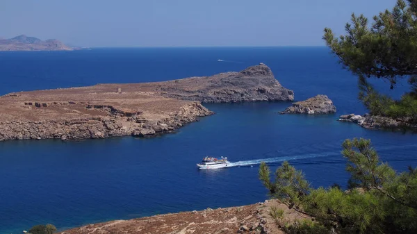 Hermosas aguas azules del mar Egeo, frente a la costa de la isla griega de Rodas — Foto de Stock