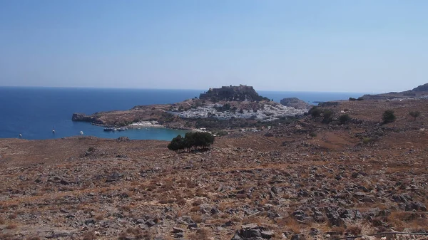 Вид на Акрополис и деревню Линдос и греческий остров Род — стоковое фото