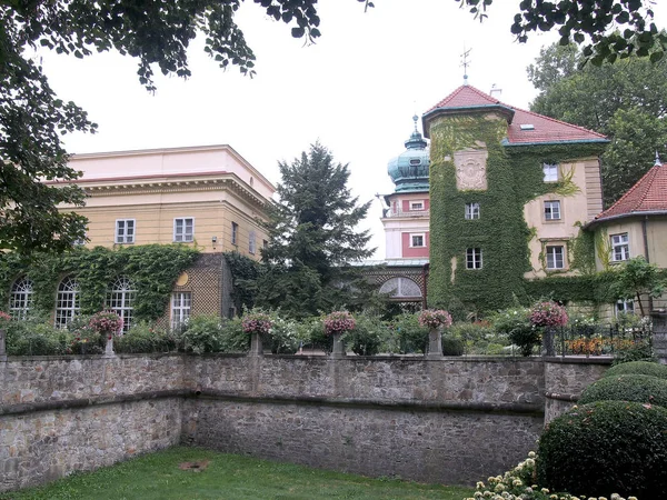 Castello di Rezydanecja e museo e giardini in acut Polonia . — Foto Stock