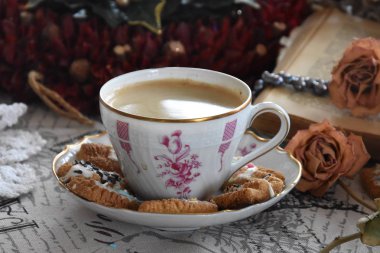 Sabahları sıcak, aromatik siyah kahve.