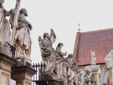 Kilise Aziz Peter ve Paul havarilerin Krakow heykeller.