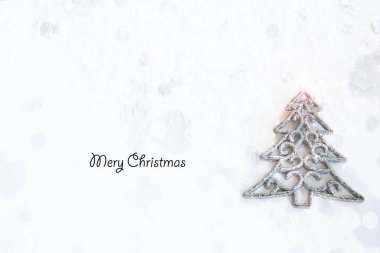Yılbaşı kartı, parlak pastel arka planda gümüş Noel ağacı..
