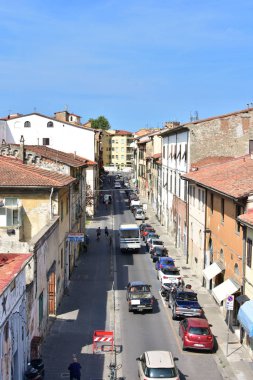 Pisa, İtalya şehir mimarisi, apartman evleri, çatılar, duvarlar manzaralı.