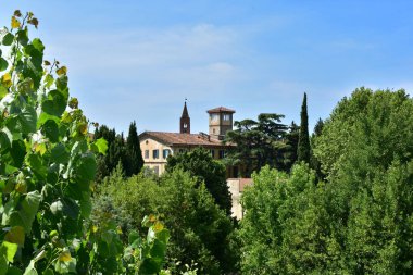 Pisa, İtalya şehir mimarisi, apartman evleri, çatılar, duvarlar manzaralı.