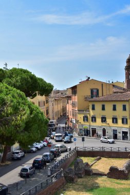 Pisa, İtalya şehir mimarisi, apartman evleri, çatılar, duvarlar manzaralı.