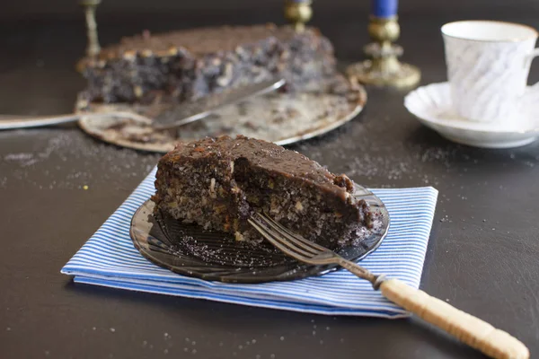 Bolo Sementes Papoula Com Nozes Passas Cobertas Com Chocolate Escuro — Fotografia de Stock