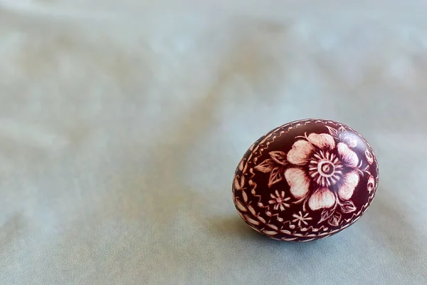 Yeşil arka planda el yapımı Paskalya yumurtası, dilek kartı..