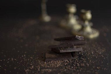 Koyu arkaplanda koyu acı çikolata parçaları..