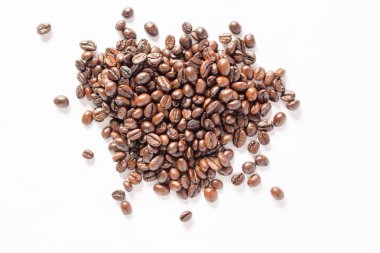 Beyaz arka planda izole kahve çekirdekleri.