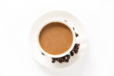 Üstten Görünüm kahve Kupası ve beyaz bir arka plan üzerinde izole fasulye.