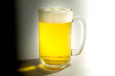 Bardak bira siyah ve beyaz arka plan üzerinde.