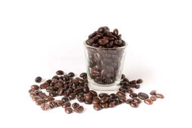 kahve çekirdekleri ve beyaz arka plan üzerinde küçük cam.