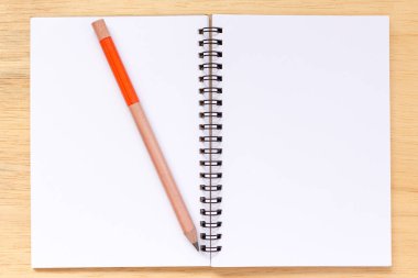 boş defter kalem ahşap tablo ile.