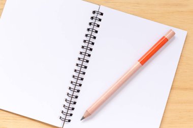 Tahta masadaki boş defter.