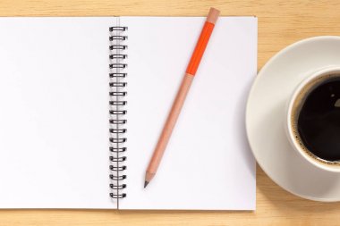 Arka plan ağaç kahve fincanı ve defter