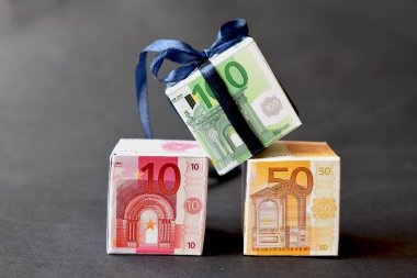 Gift, money, one hundred euro, profit clipart