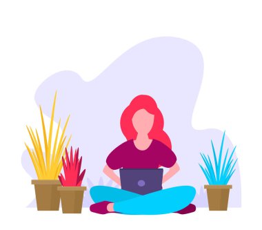 Yoga Lotus pozisyonunda oturan ve laptopla çalışan bir kız.