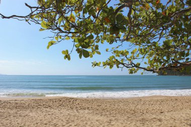 Yaz günü mavi gökyüzü ile Beach'de Cabeudas görünümünü