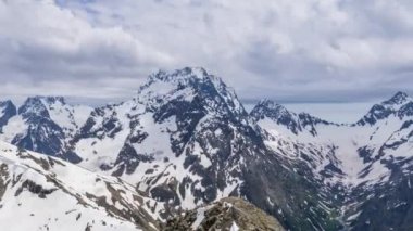 Dağların üzerinde bulutların hareketi