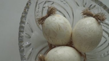 Geleneksel Otantik Ukrayna balmumu tekniğiyle boyanmış Paskalya yumurtaları. Pysanky. Eski Sovyet mercekli helios 44 metrede çekilmiştir..