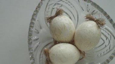 Geleneksel Otantik Ukrayna balmumu tekniğiyle boyanmış Paskalya yumurtaları. Pysanky. Eski Sovyet mercekli helios 44 metrede çekilmiştir..