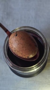 Paskalya yumurtaları geleneksel Otantik Ukrayna tekniğiyle boyanır: Pysanky. Eski Sovyet mercekli helios 44 metrede çekilmiştir..