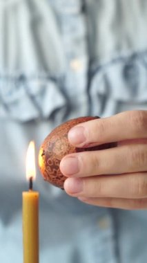 Paskalya yumurtaları geleneksel Otantik Ukrayna tekniğiyle boyanır: Pysanky. Eski Sovyet mercekli helios 44 metrede çekilmiştir..