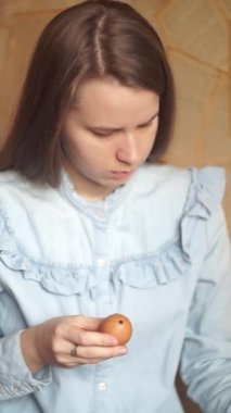 Paskalya yumurtaları geleneksel Otantik Ukrayna tekniğiyle boyanır: Pysanky. Eski Sovyet mercekli helios 44 metrede çekilmiştir..