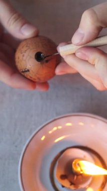 Paskalya yumurtaları geleneksel Otantik Ukrayna balmumu tekniğiyle boyama işlemi - pysanky. Eski Sovyet mercekli helios 44 metrede çekilmiştir..