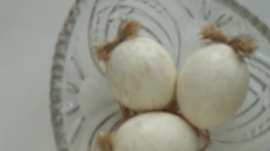 Geleneksel Otantik Ukrayna balmumu tekniğiyle boyanmış Paskalya yumurtaları. Pysanky. Eski Sovyet mercekli helios 44 metrede çekilmiştir..