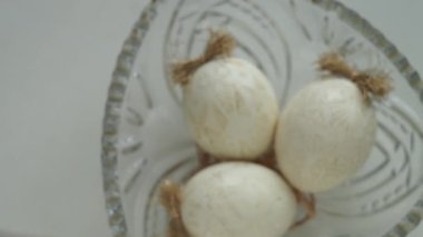 Geleneksel Otantik Ukrayna balmumu tekniğiyle boyanmış Paskalya yumurtaları. Pysanky. Eski Sovyet mercekli helios 44 metrede çekilmiştir..