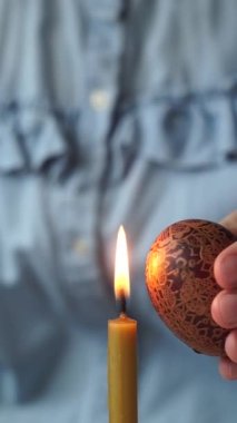 Paskalya yumurtaları geleneksel Otantik Ukrayna balmumu tekniğiyle boyama işlemi - pysanky. Eski Sovyet mercekli helios 44 metrede çekilmiştir..