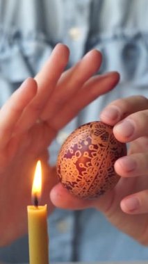 Paskalya yumurtaları geleneksel Otantik Ukrayna balmumu tekniğiyle boyama işlemi - pysanky. Eski Sovyet mercekli helios 44 metrede çekilmiştir..
