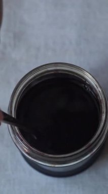 Paskalya yumurtaları geleneksel Otantik Ukrayna balmumu tekniğiyle boyama işlemi - pysanky. Eski Sovyet mercekli helios 44 metrede çekilmiştir..