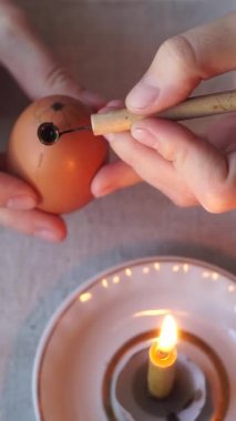 Paskalya yumurtaları geleneksel Otantik Ukrayna balmumu tekniğiyle boyama işlemi - pysanky. Eski Sovyet mercekli helios 44 metrede çekilmiştir..