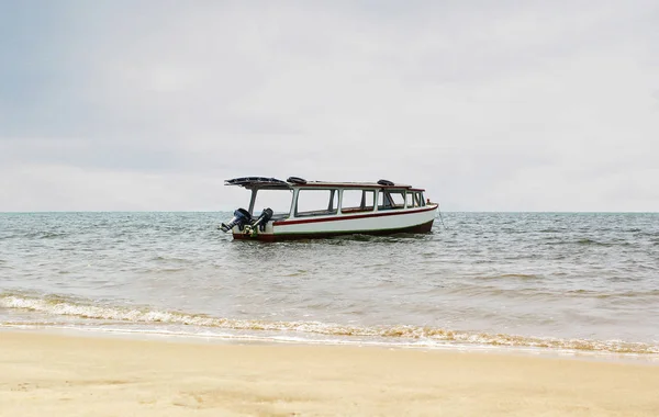 Touristenboot steht wartenden Touristen zur Seite — Stockfoto