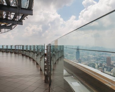 Kimse gökyüzüne Kl Tower şeffaf çit ile güverte