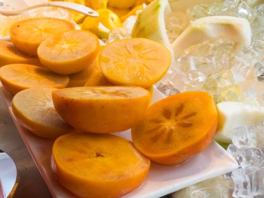 Taze kesilmiş Persimmon meyve