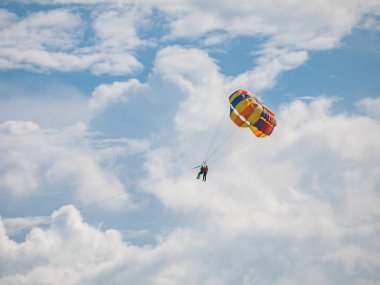 Uzaktan Parasailing görmek