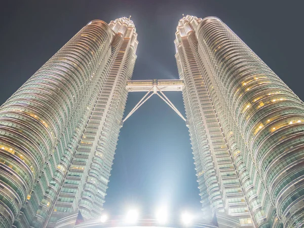 Petronas ikiz kule ışık demeti ile alt taraftan