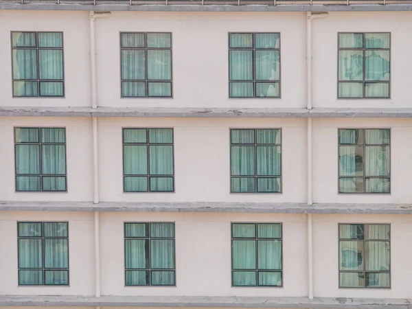 Otel penceresinden dışarı